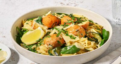 Kipgehaktballetjes met romige citroen-spaghetti met Grana Padano, courgette en spinazie