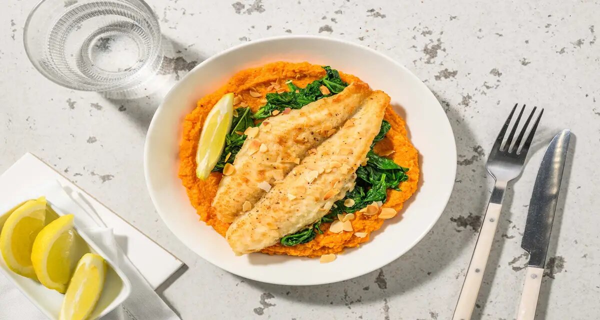 Pangasiusfilet à la meunière met wortel-linzenpuree met spinazie en geschaafde amandelen