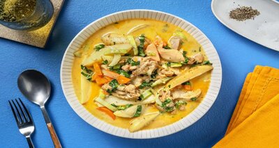Kruidige kippensoep met kokos met paksoi, wortel en aardappelen