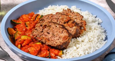 Provençaals gehaktbrood met rijst en geroosterde groenten in tomatensaus