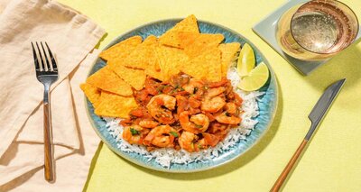 Mexicaanse stijl garnalen met limoen-korianderrijst en tortillachips