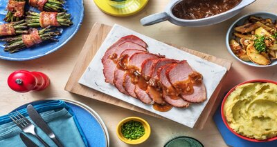 Varkenshaas met haricots verts in spek met aardappelpuree en geroosterde appel en peer