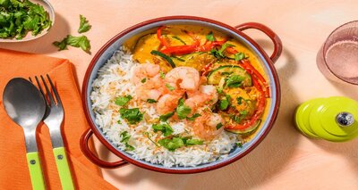 Garnalen in zelfgemaakte rode-currysaus met krokante knoflook-kokostopping