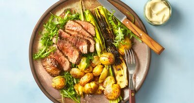 Gebakken aardappelen met vlees of vis en groenten