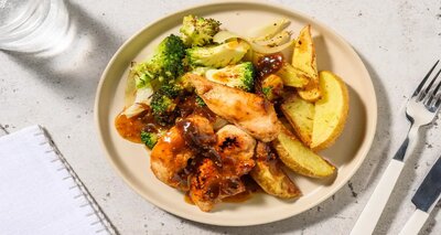 Kipfilethaasjes met sticky sinaasappelsaus met aardappeltjes met rozemarijn en geroosterde broccoli