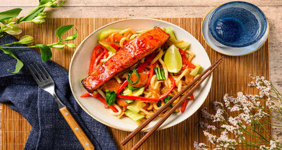 Gochujang-zalm met udonnoedels met paksoi, wortel en puntpaprika