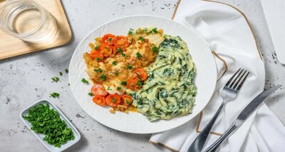 Heekfilet in mosterd-sojasaus met geroosterde cherrytomaten met knoflook-spinaziepuree en verse krulpeterselie
