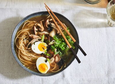 Ramen met paddenstoelen en Chinese kool