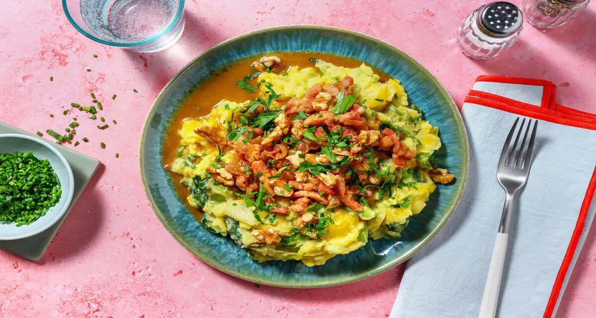 Andijviestamppot met spekjes met walnoten, uienchutney en verse kruiden