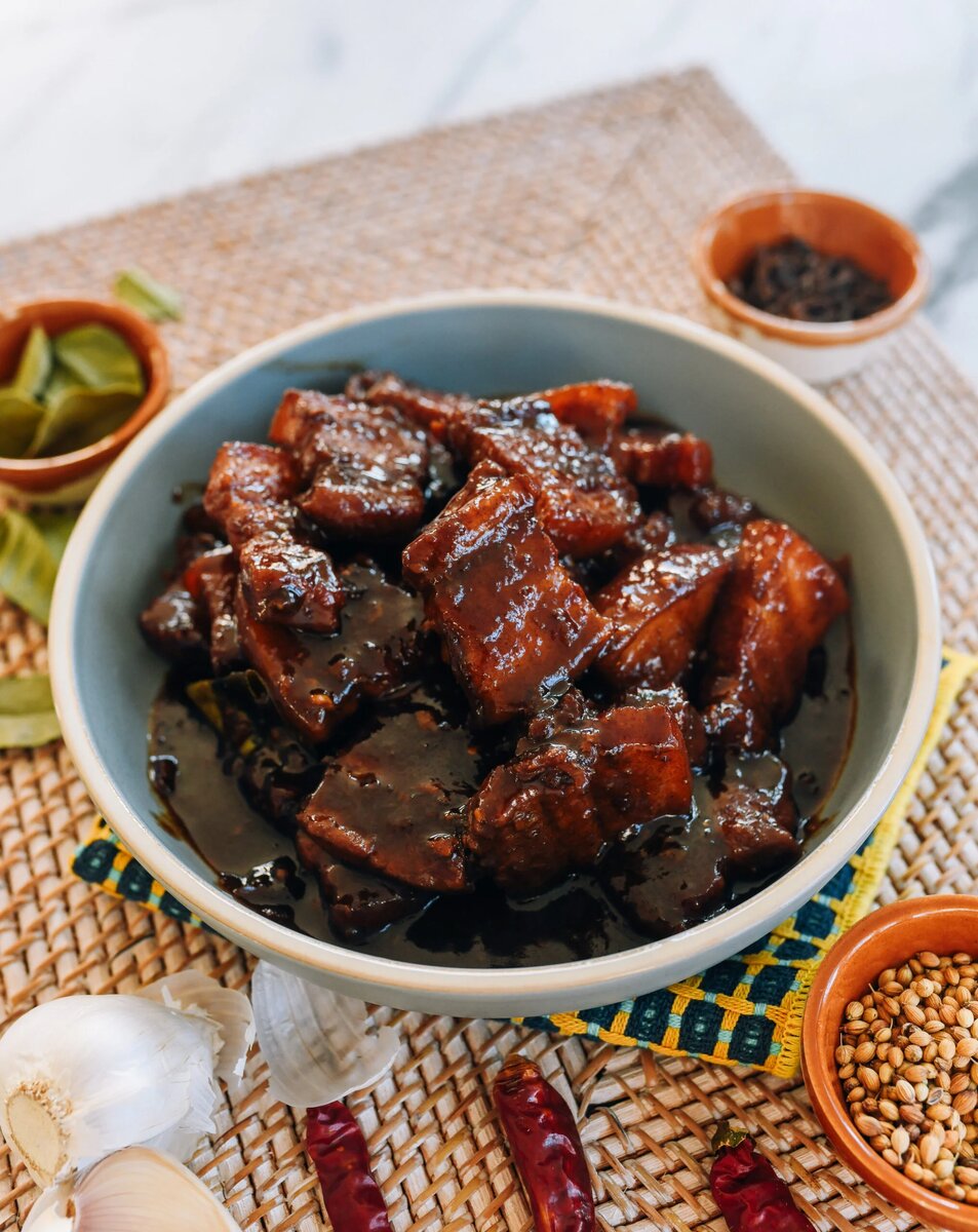Babi Kecap (Indonesisch-Chinese gestoofde varkensbuik)