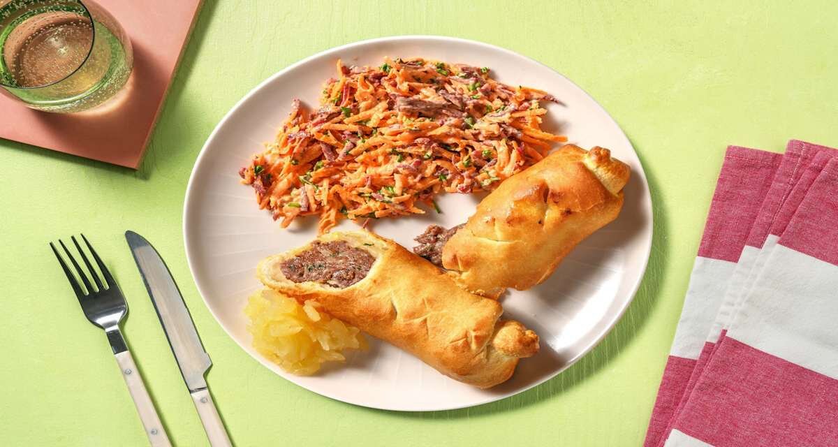 Saucijzenbroodjes met appelmoes en rauwkost